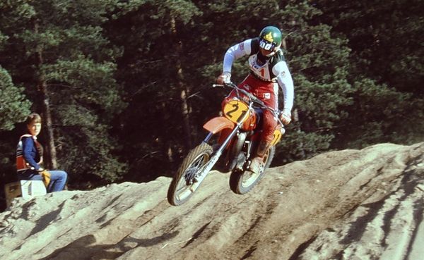 Lippumies seuraa tarkkana Graham Noycen menoa